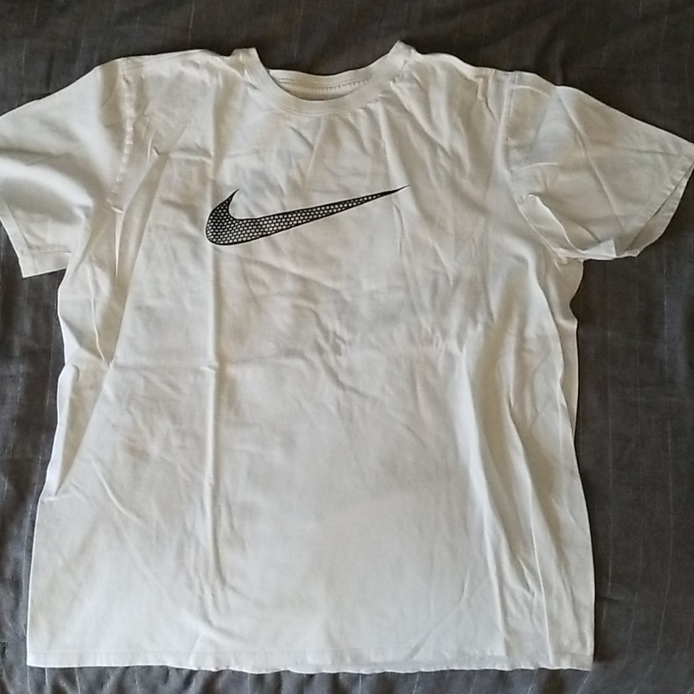 Nike tee🛑browse my closet for more nike and save